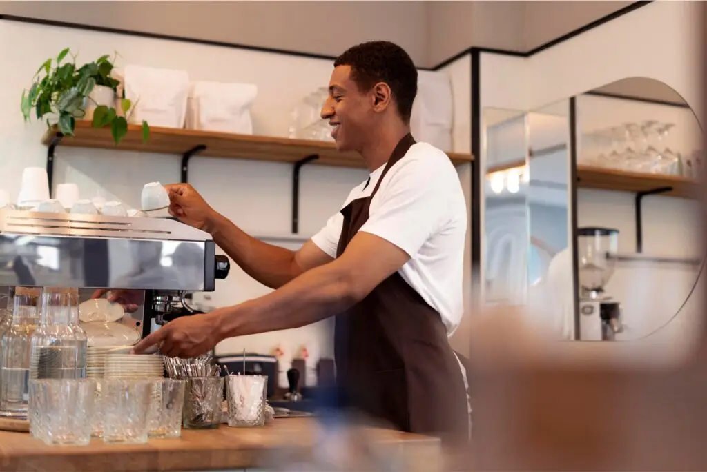 restaurateur utilisant un outil digital dans son restaurant aux Antilles