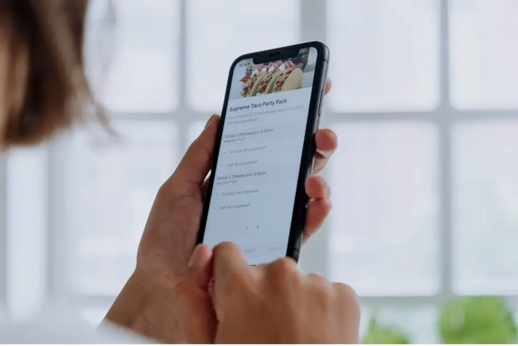 menu digital accessible par QR code dans un restaurant antillais